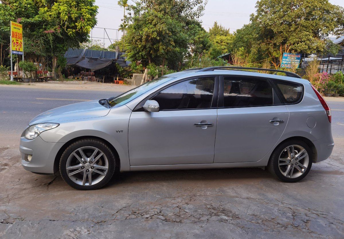 Hyundai i30     2009 - Bán ô tô Hyundai i30 năm sản xuất 2009, màu bạc, nhập khẩu  