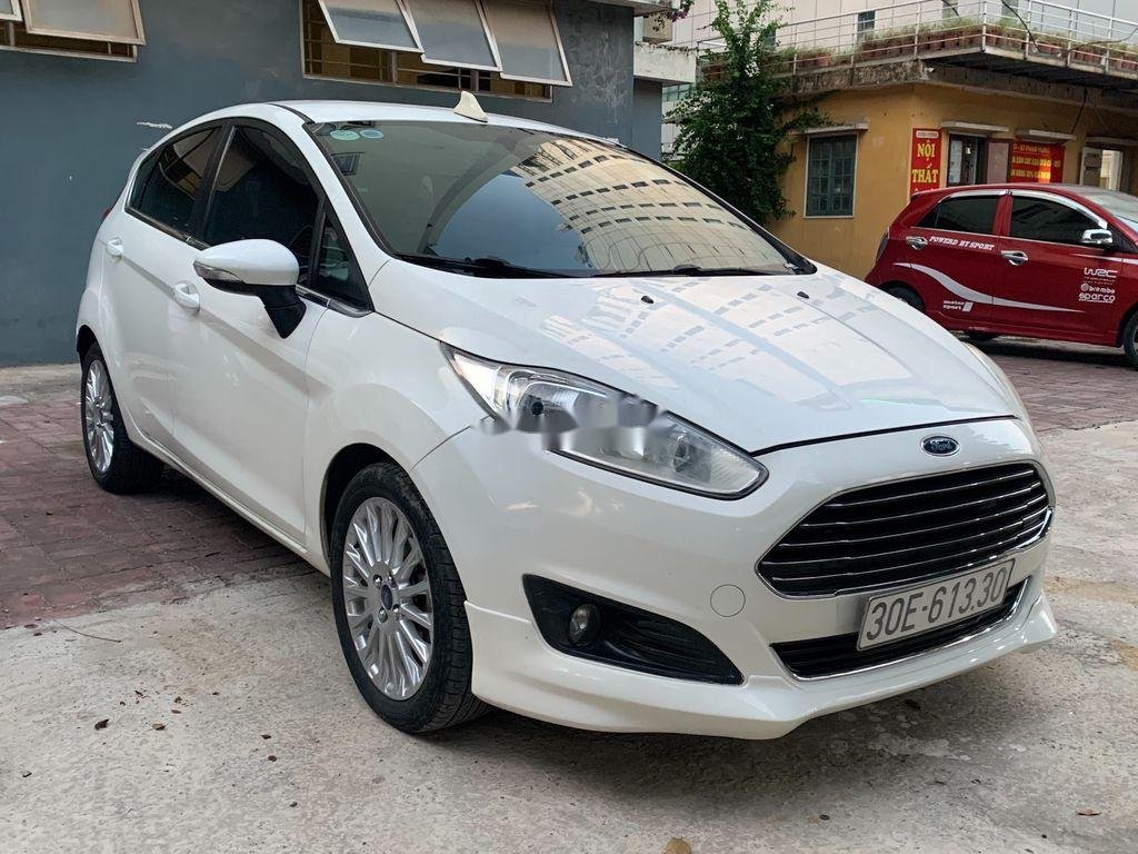 Ford Fiesta 2016 - Bán Ford Fiesta đời 2016, màu trắng, giá 365tr