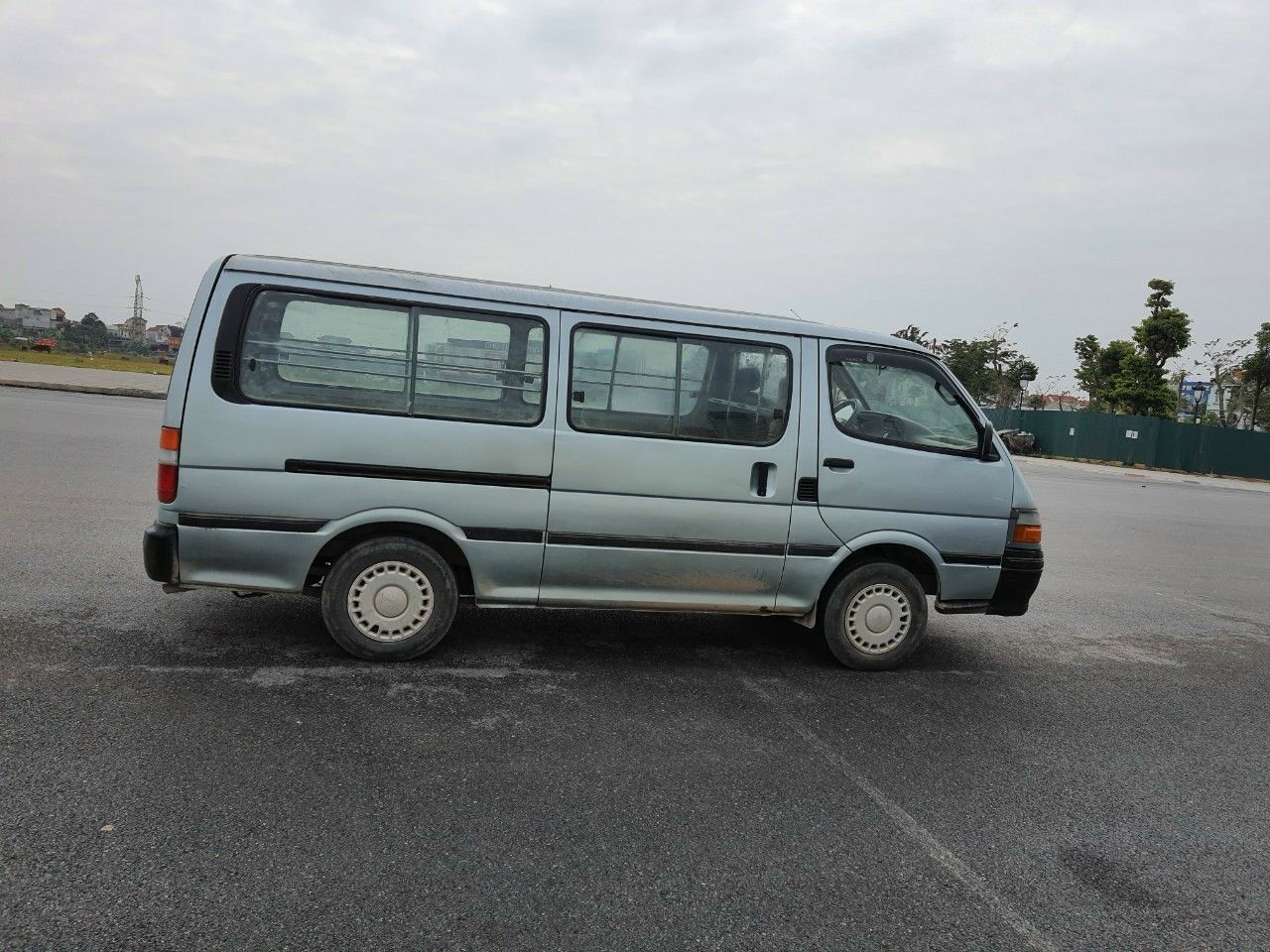 Toyota Van 2001 - Cần bán gấp chiếc Toyota Van 3 chỗ 850 kg 2001 giá chỉ 66 triệu, có thương lượng