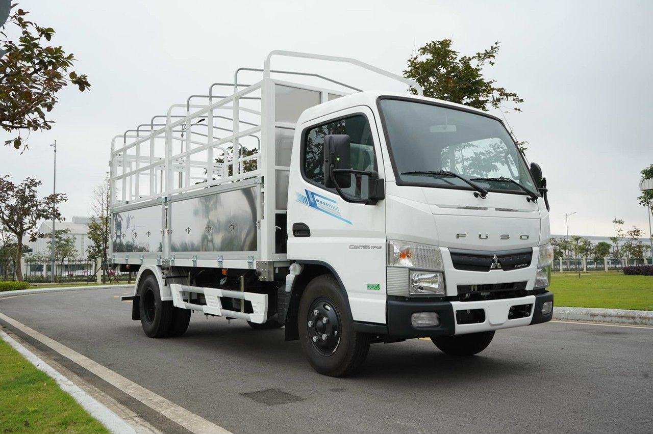 Mitsubishi Canter 2021 - Xe tải 1,9 tấn Mitsubishi Fuso Canter TF4.9 thùng dài 4,45m đời 2021 vào thành phố, mới 100%, trả trước 180tr