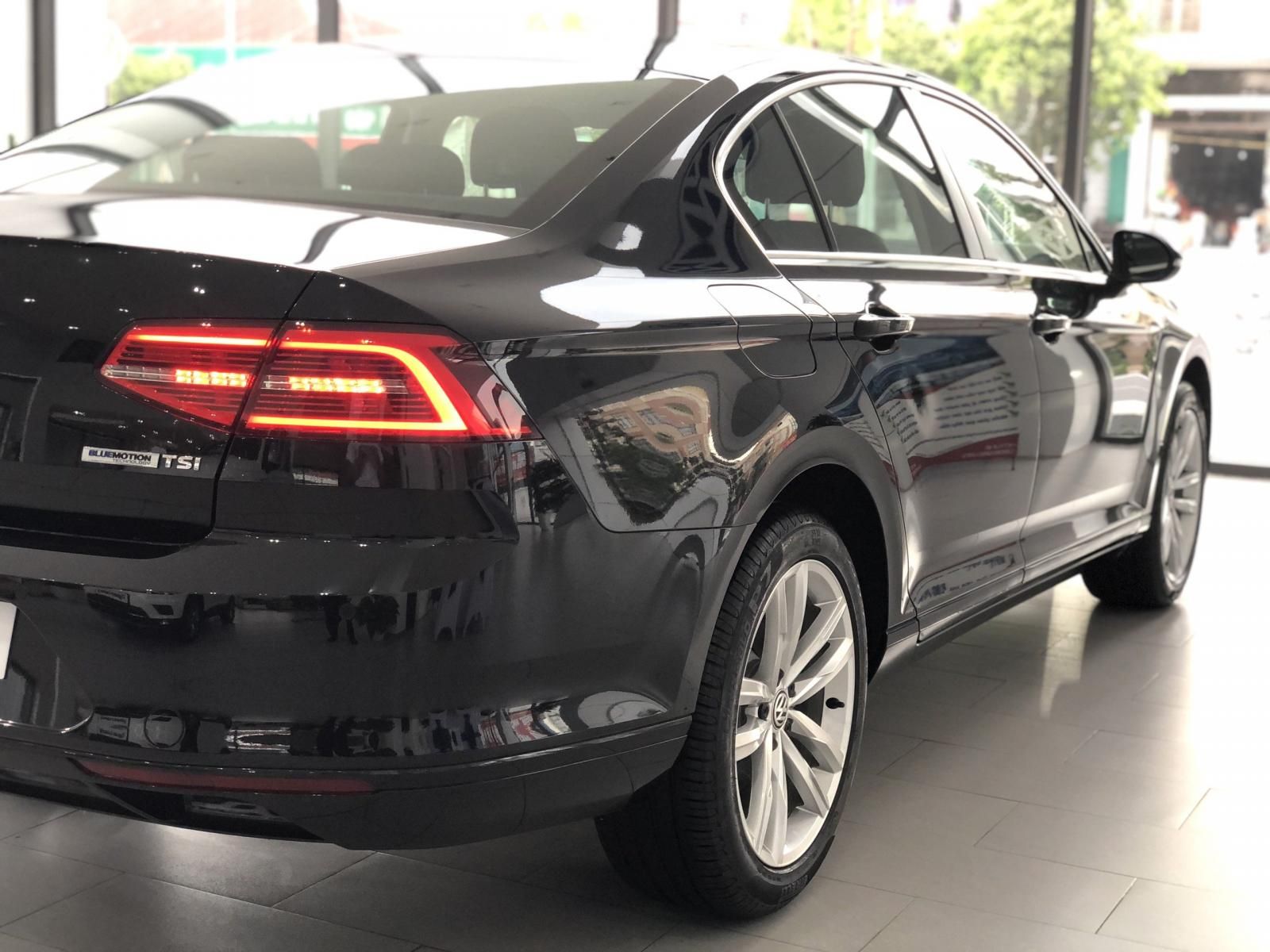 Volkswagen Passat 2021 - Bán Volkswagen Passat BlueMotion High đời 2021, màu đen, xe nhập