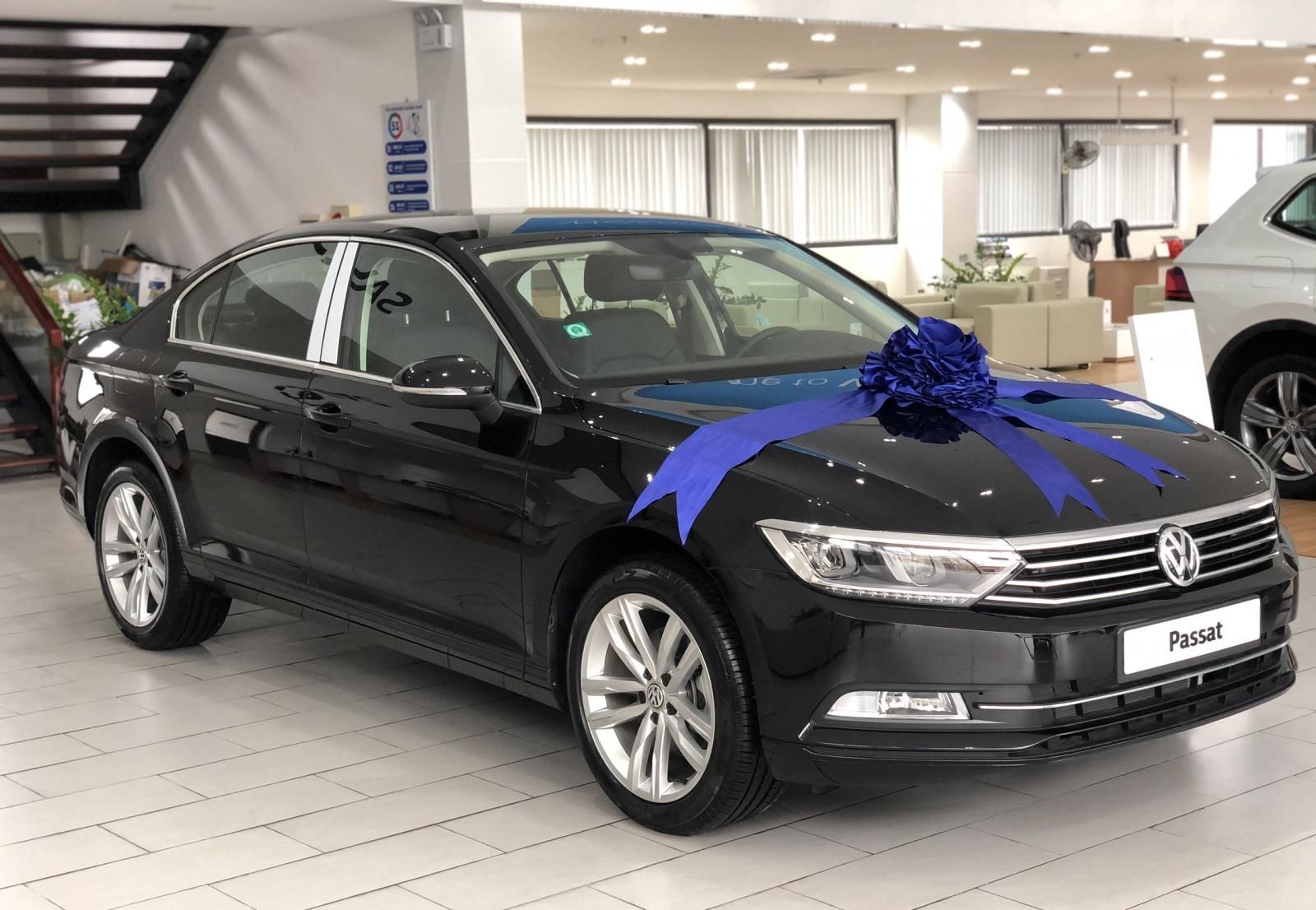 Volkswagen Passat 2021 - Bán Volkswagen Passat BlueMotion High đời 2021, màu đen, xe nhập