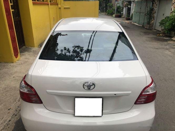 Toyota Vios E 2013 - Bán Toyota Vios E sản xuất năm 2013, màu trắng chính chủ, giá 235tr