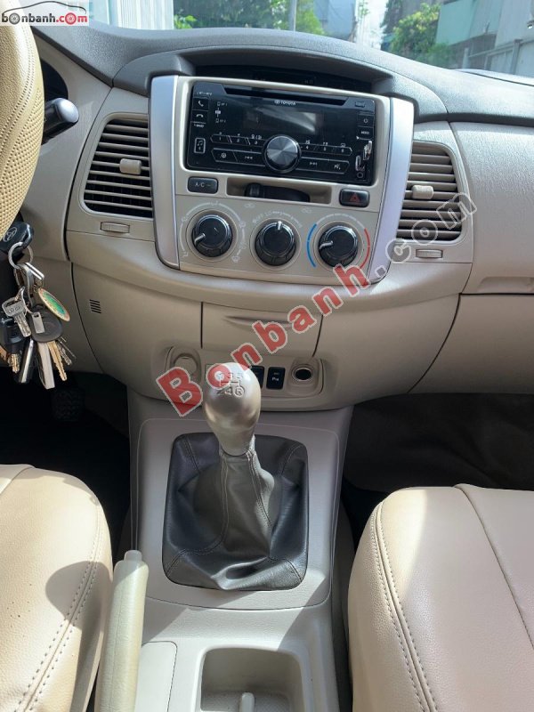 Toyota Innova   2.0E  2014 - Bán xe Toyota Innova 2.0E sản xuất năm 2014, màu bạc giá cạnh tranh