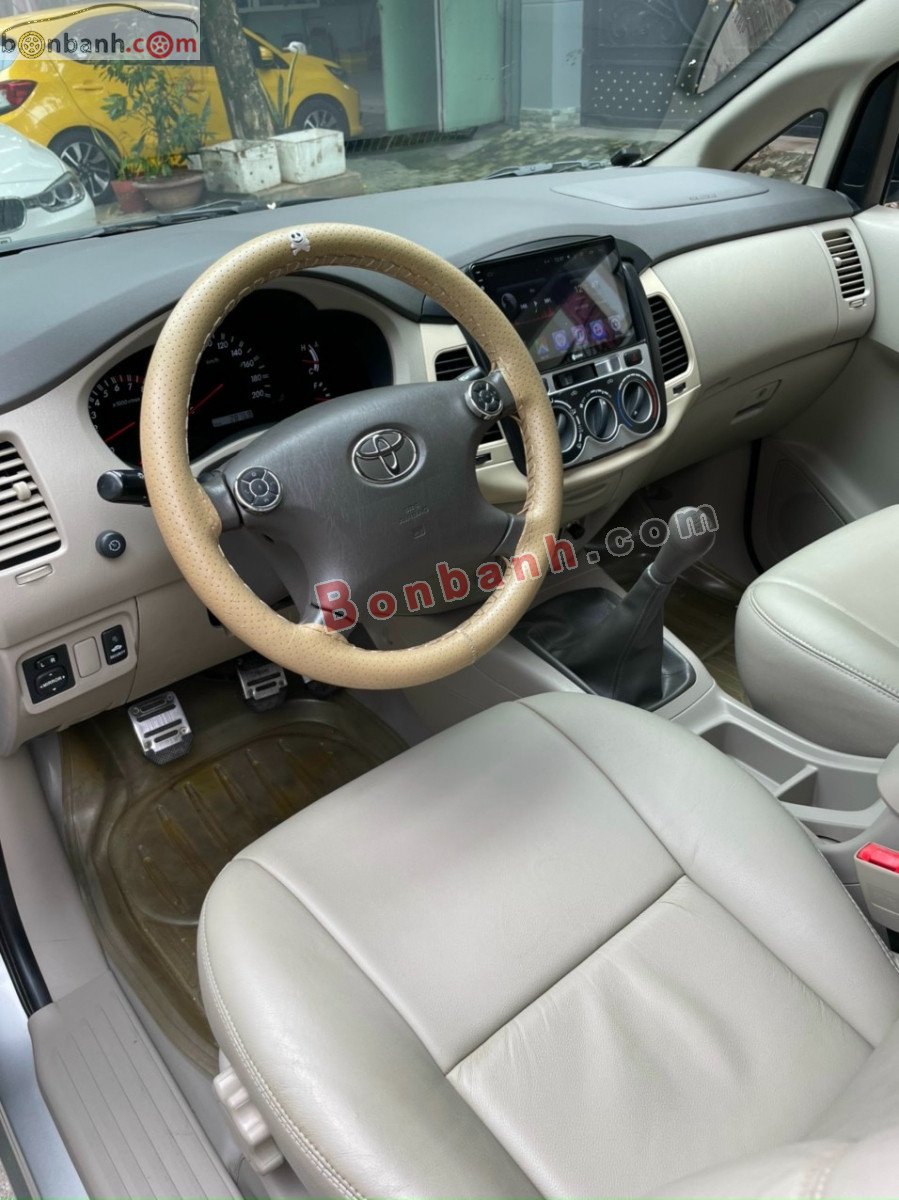 Toyota Innova 2012 - Cần bán xe Toyota Innova sản xuất năm 2012, màu bạc còn mới