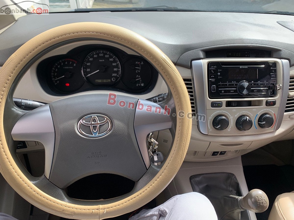 Toyota Innova   2.0E  2014 - Bán xe Toyota Innova 2.0E sản xuất năm 2014, màu bạc giá cạnh tranh