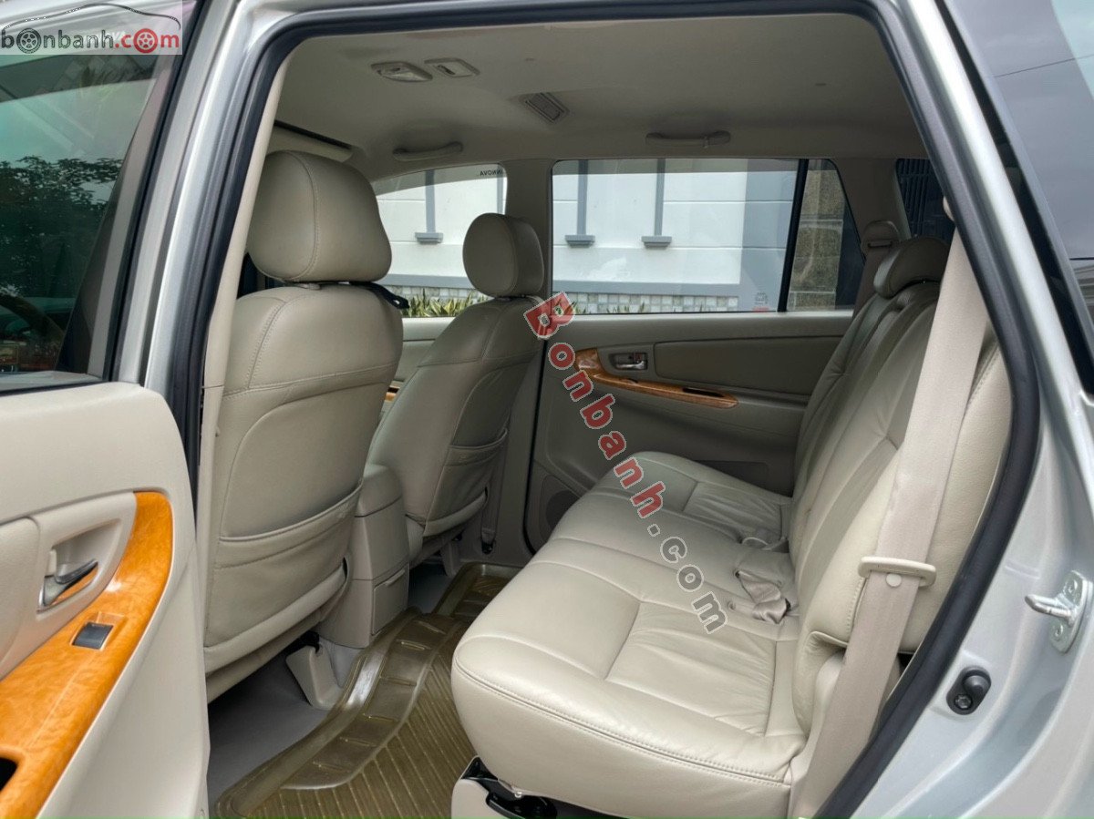 Toyota Innova 2012 - Cần bán xe Toyota Innova sản xuất năm 2012, màu bạc còn mới