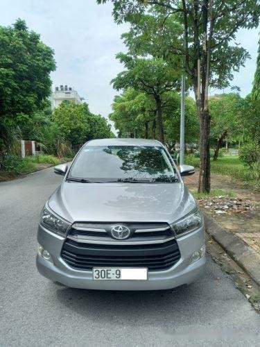 Toyota Innova 2.0E 2017 - Cần bán Toyota Innova 2.0E năm 2017, màu bạc như mới, giá 505tr