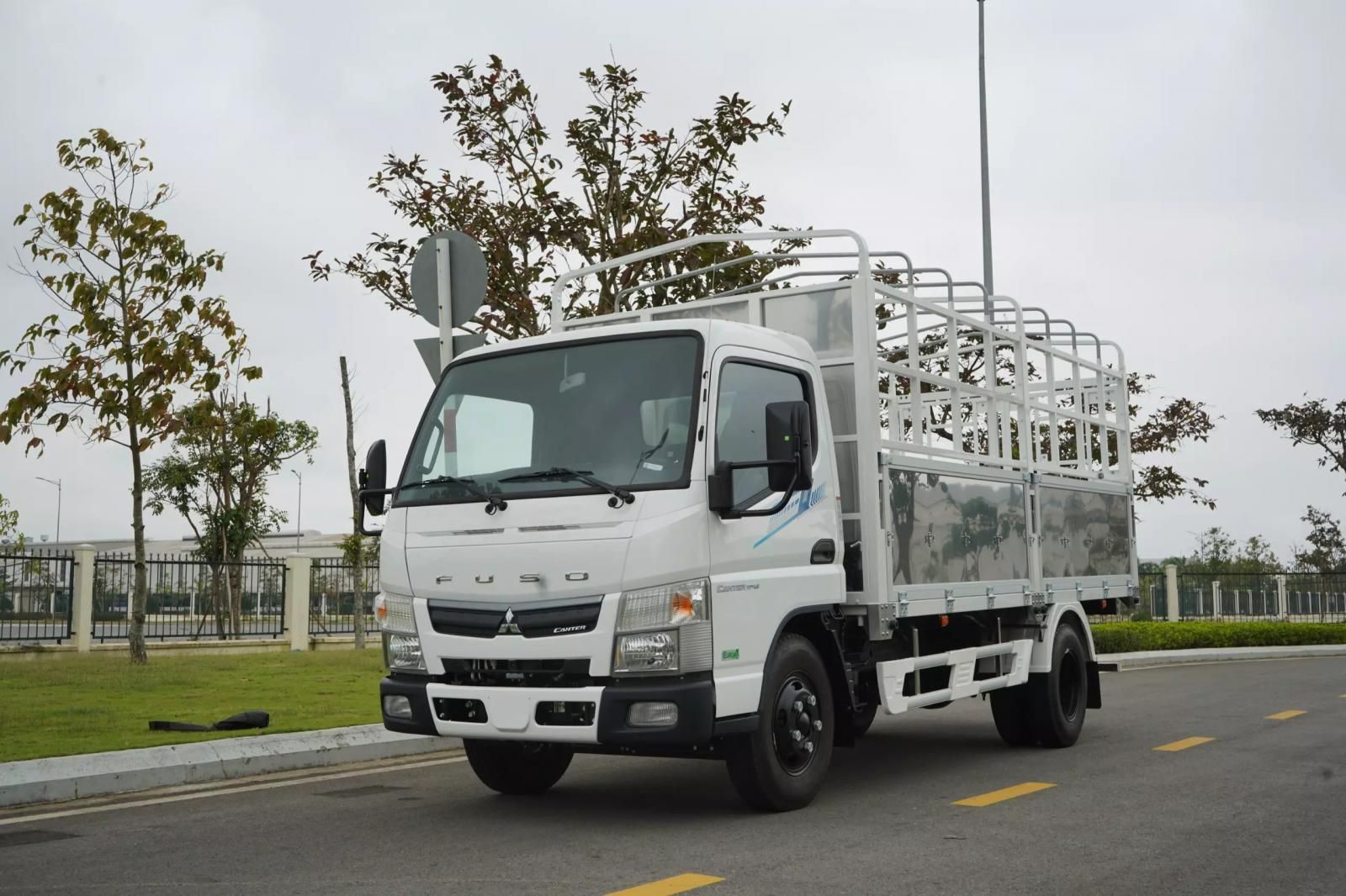 Genesis 2021 - Mitsubishi Fuso TF4.9, 1.9 tấn, thùng 4.45 mét, trả góp 80%