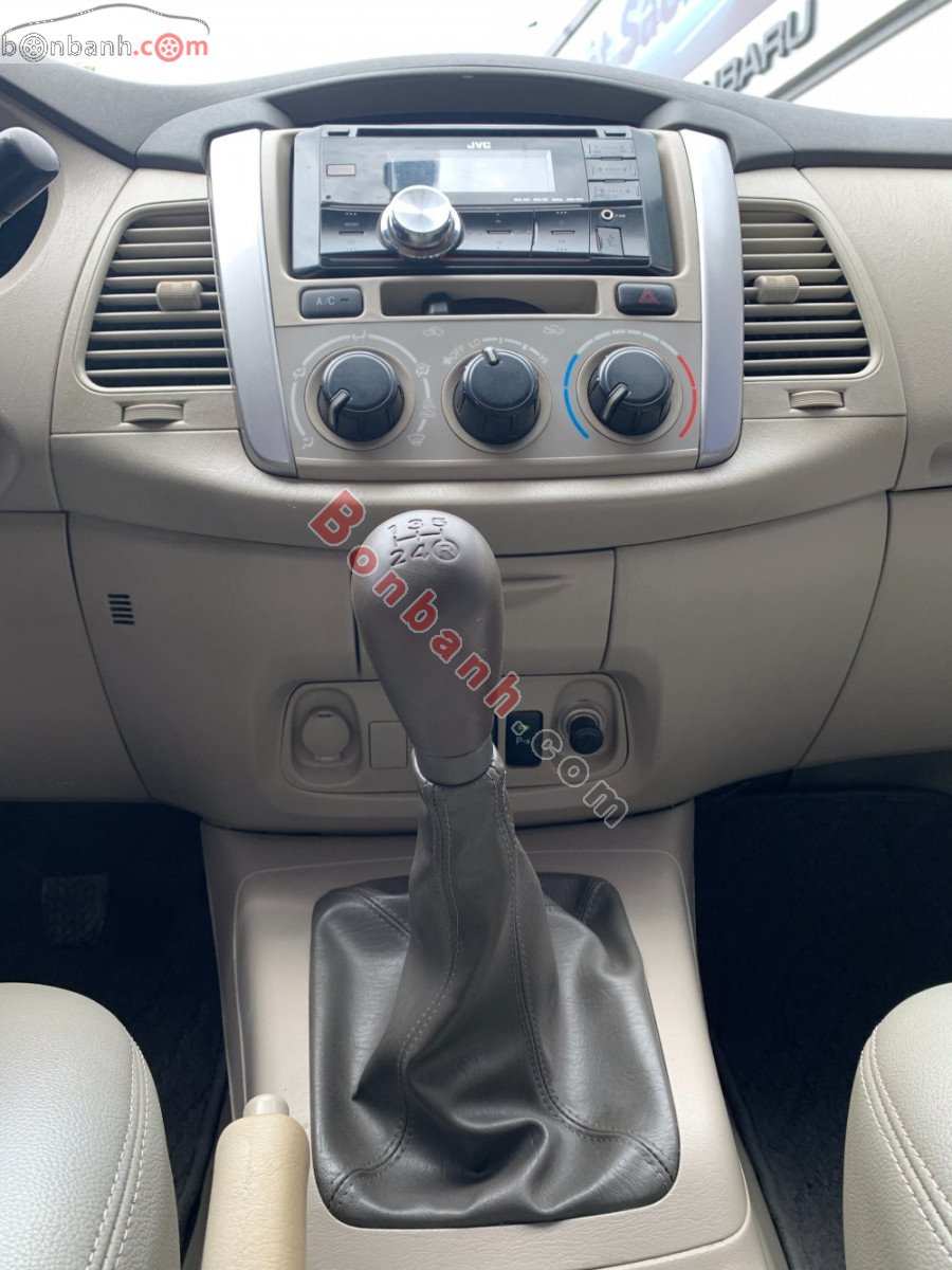 Toyota Innova   2.0E  2015 - Bán Toyota Innova 2.0E năm sản xuất 2015, màu bạc  