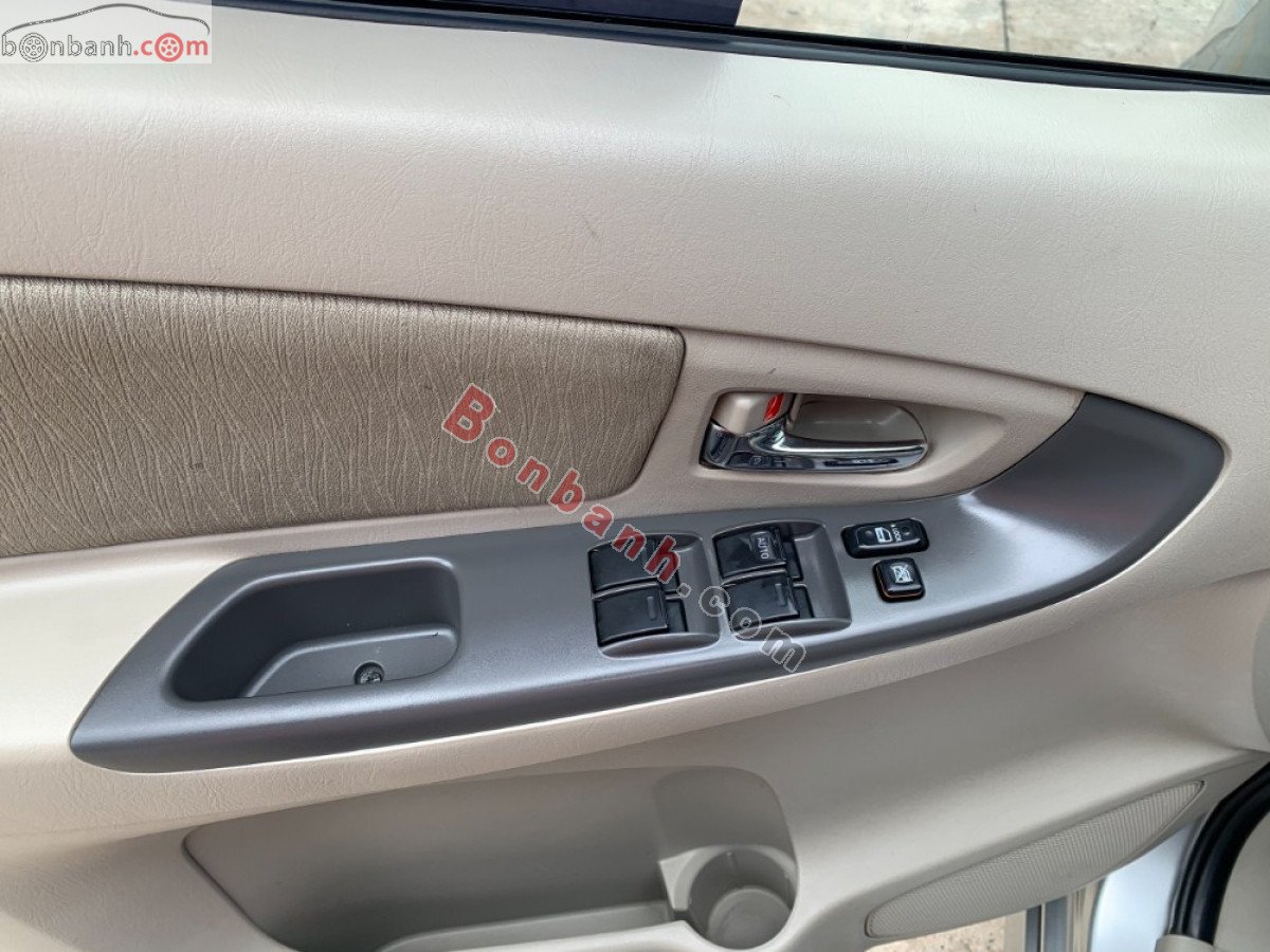 Toyota Innova   2.0E  2015 - Bán Toyota Innova 2.0E năm sản xuất 2015, màu bạc  