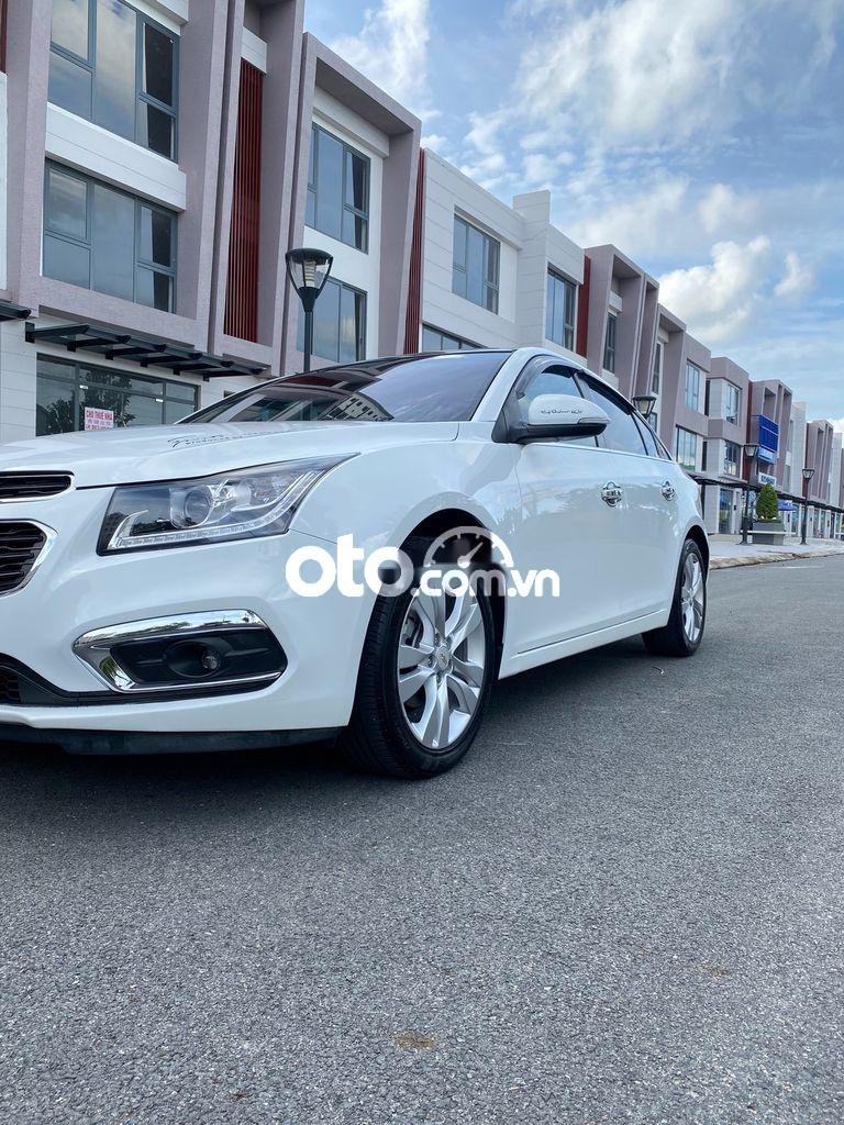 Chevrolet Cruze  LTZ 2017 - Bán ô tô Chevrolet Cruze LTZ 2017, màu trắng còn mới, giá chỉ 415 triệu