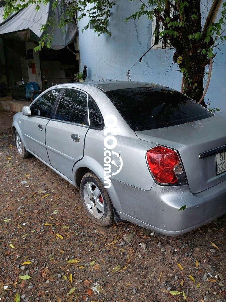 Daewoo Lacetti 2005 - Cần bán Daewoo Lacetti năm sản xuất 2005, màu bạc số sàn, giá chỉ 99 triệu