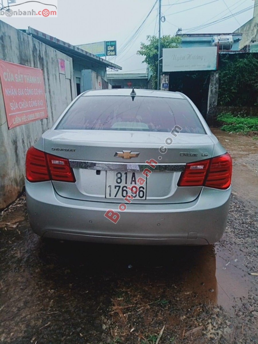 Chevrolet Cruze   LS 1.6 MT  2015 - Bán xe Chevrolet Cruze LS 1.6 MT đời 2015, màu bạc số sàn, giá chỉ 290 triệu