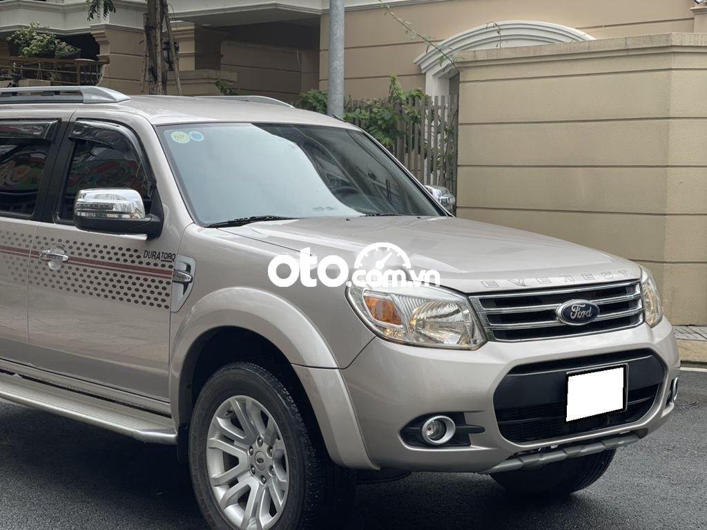 Ford Everest 2014 - Cần bán Ford Everest đời 2014, màu bạc còn mới