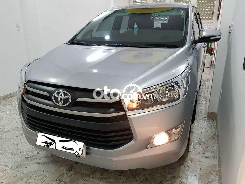 Toyota Innova      2018 - Bán Toyota Innova năm sản xuất 2018, màu bạc xe gia đình, giá chỉ 575 triệu