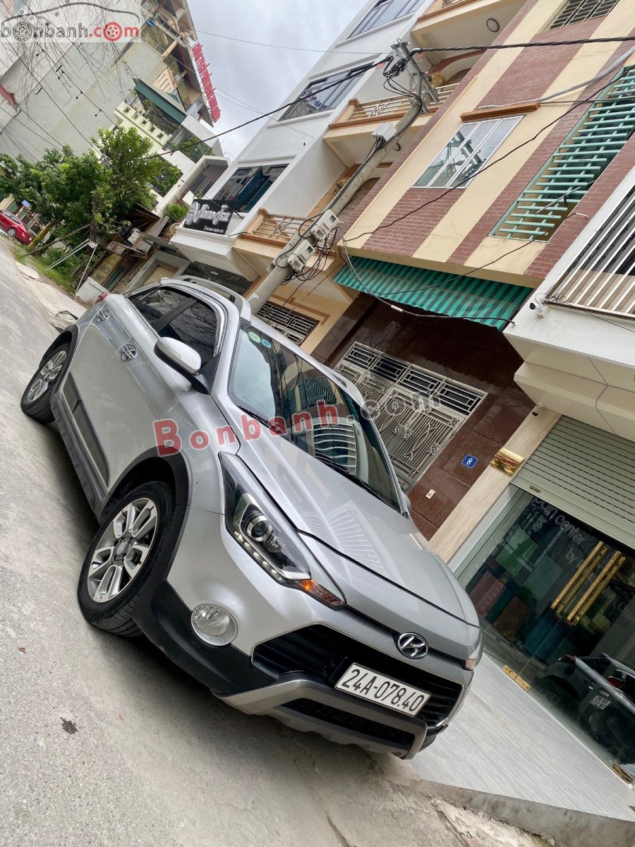 Hyundai i20 Active 2016 - Bán ô tô Hyundai i20 Active đời 2016, màu bạc, nhập khẩu nguyên chiếc xe gia đình