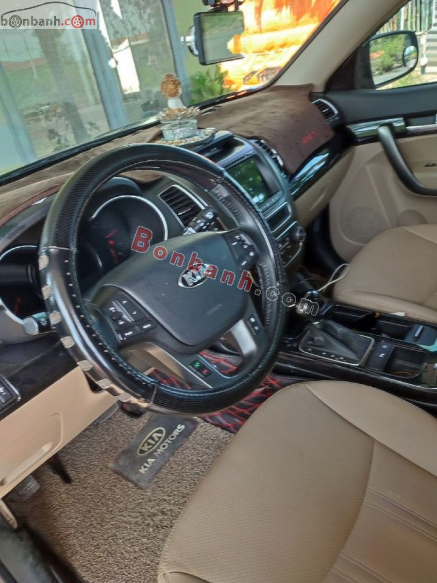 Kia Sorento 2018 - Cần bán lại xe Kia Sorento năm sản xuất 2018, màu đen xe gia đình