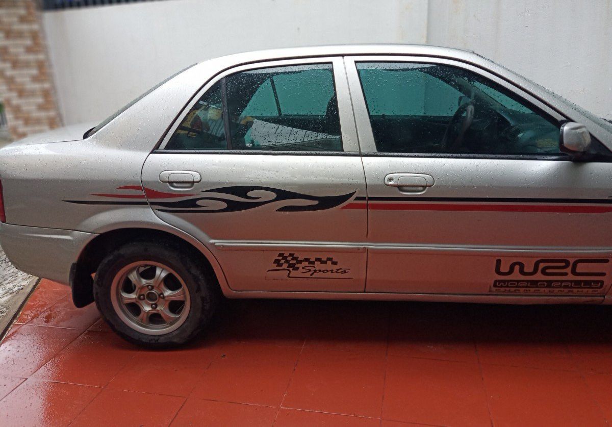 Mazda 323    2004 - Bán Mazda 323 sản xuất năm 2004, màu bạc, giá 125tr