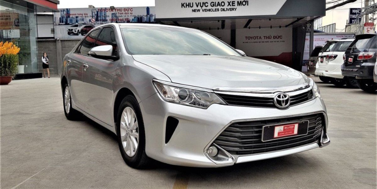 Toyota Camry   2.0E 2015 - Bán xe Toyota Camry 2.0E năm 2015, màu bạc  