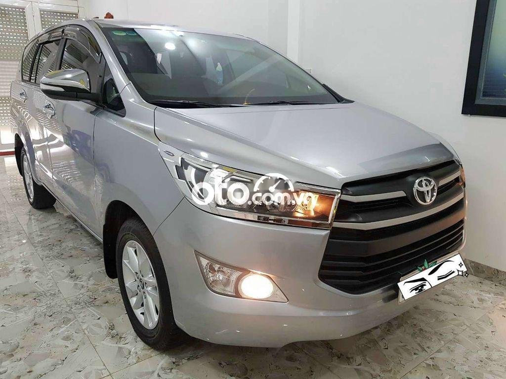 Toyota Innova      2018 - Bán Toyota Innova năm sản xuất 2018, màu bạc xe gia đình, giá chỉ 575 triệu