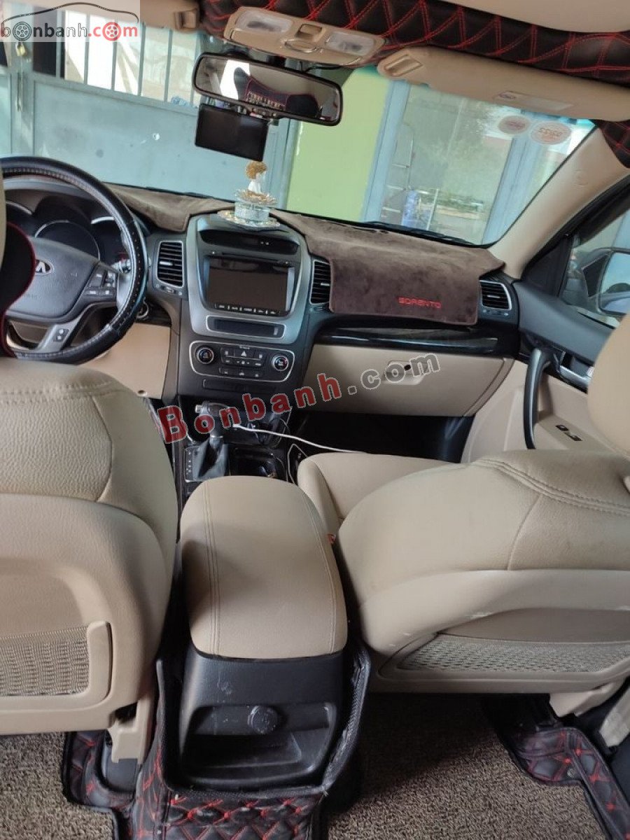 Kia Sorento 2018 - Cần bán lại xe Kia Sorento năm sản xuất 2018, màu đen xe gia đình