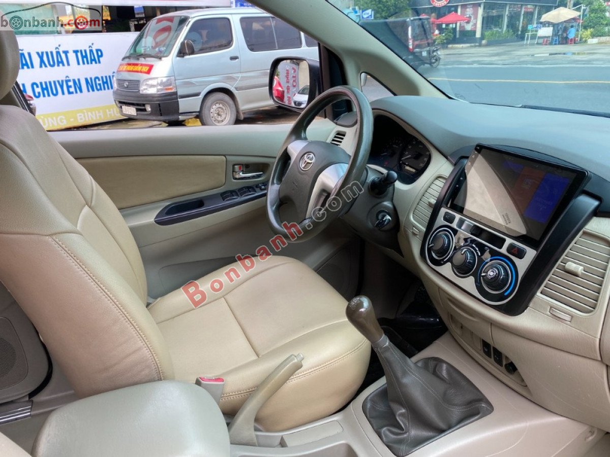 Toyota Innova   2.0E 2014 - Cần bán Toyota Innova 2.0E sản xuất năm 2014, màu bạc