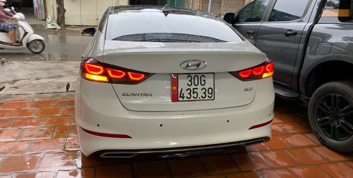 Hyundai Elantra   1.6 AT 2017 - Cần bán gấp Hyundai Elantra 1.6 AT đời 2017, màu trắng, giá chỉ 488 triệu