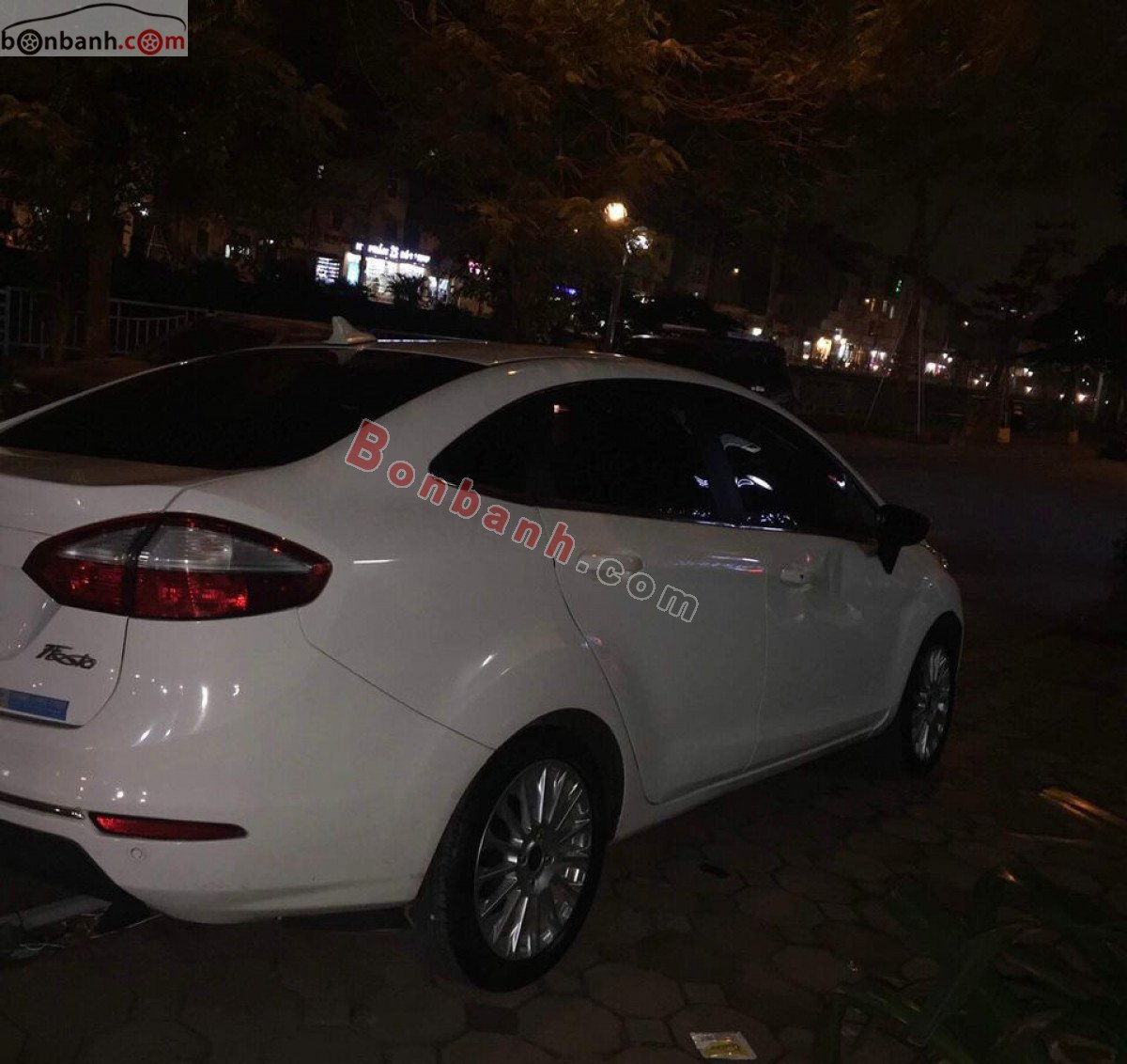 Ford Fiesta 2014 - Cần bán gấp Ford Fiesta sản xuất 2014, màu trắng