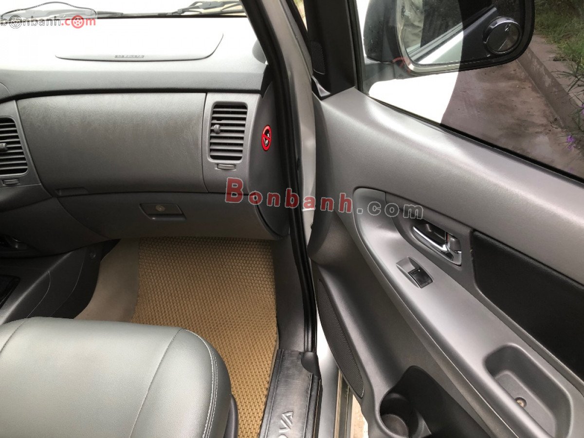 Toyota Innova 2013 - Cần bán Toyota Innova năm 2013, màu bạc giá cạnh tranh