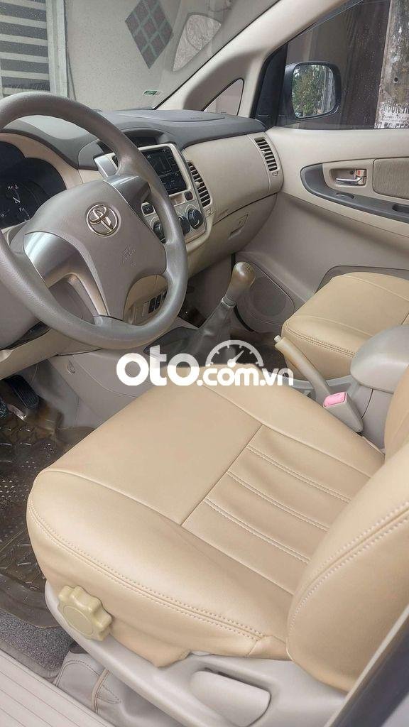 Toyota Innova 2014 - Cần bán Toyota Innova đời 2014, màu bạc  