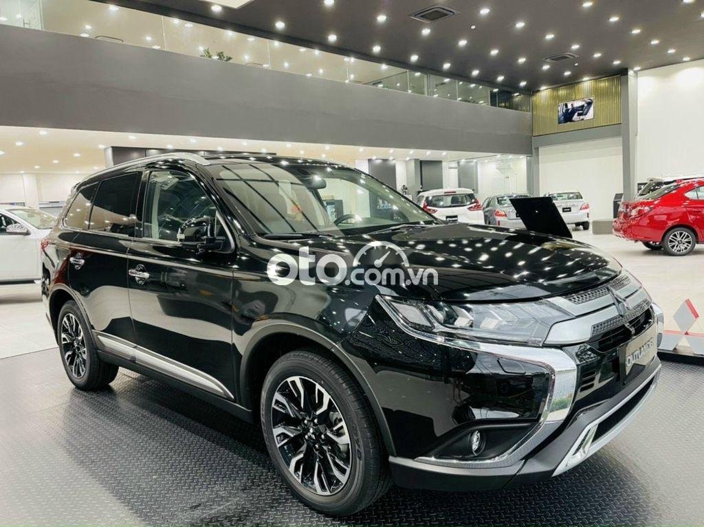 Mitsubishi Stavic 2021 - Cần bán Mitsubishi Outlander đời 2021, màu đen