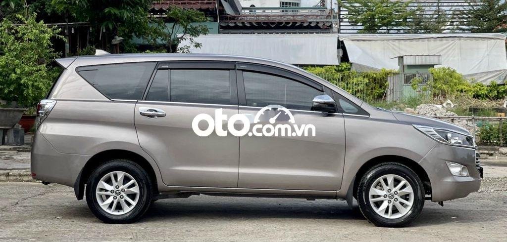 Toyota Innova 2018 - Cần bán lại xe Toyota Innova năm 2018, màu xám