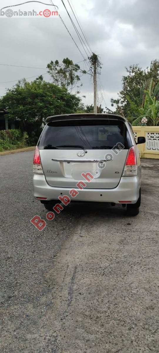 Toyota Innova 2011 - Xe Toyota Innova đời 2011, màu bạc xe gia đình giá cạnh tranh