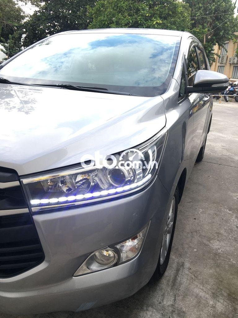 Toyota Innova   2.0G AT  2017 - Cần bán Toyota Innova 2.0G AT năm 2017, màu bạc xe gia đình