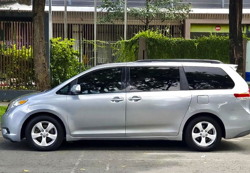 Toyota Sienna 2010 - Bán Toyota Sienna sản xuất năm 2010, màu bạc, xe nhập còn mới