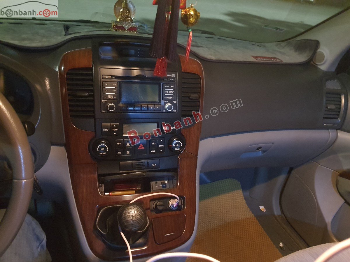 Kia Carnival   2009 - Cần bán lại xe Kia Carnival năm 2009, màu bạc, xe nhập, giá chỉ 270 triệu