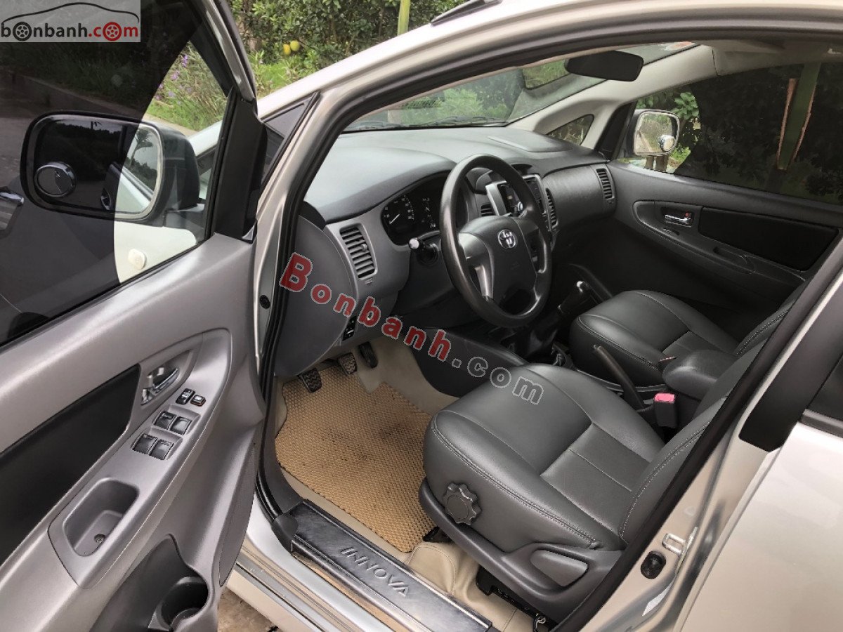 Toyota Innova 2013 - Cần bán Toyota Innova năm 2013, màu bạc giá cạnh tranh