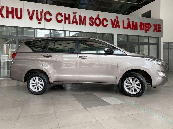 Toyota Innova 2.0E 2018 - Bán Toyota Innova 2.0E năm 2018, màu nâu vàng