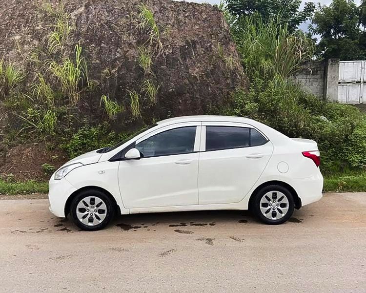 Hyundai Grand i10 2017 - Bán ô tô Hyundai Grand i10 đời 2017, màu trắng số sàn, 275tr