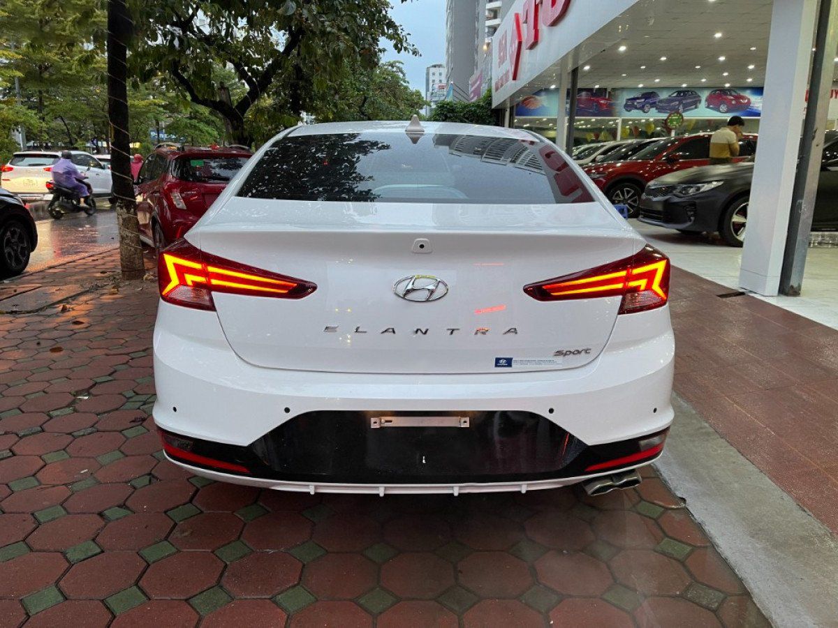 Hyundai Elantra   Sport 1.6 AT  2021 - Bán Hyundai Elantra Sport 1.6 AT đời 2021, màu trắng còn mới