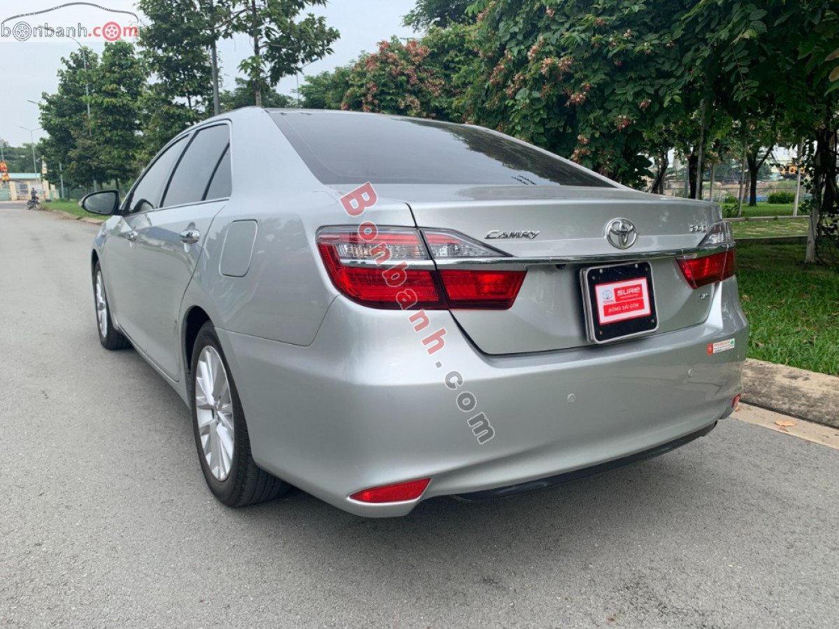 Toyota Camry   2.0E  2017 - Bán ô tô Toyota Camry 2.0E năm 2017, màu bạc