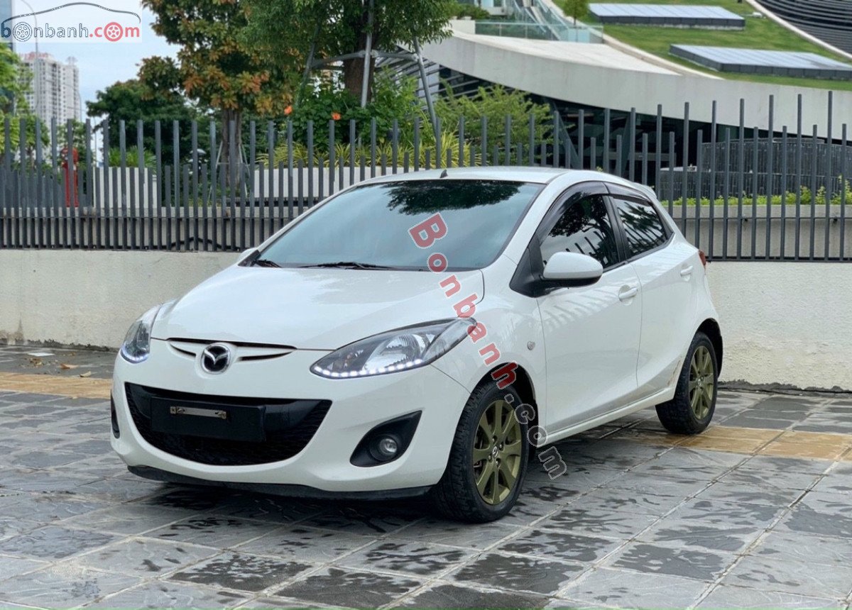 Mazda 2    2013 - Cần bán gấp Mazda 2 đời 2013, màu trắng còn mới