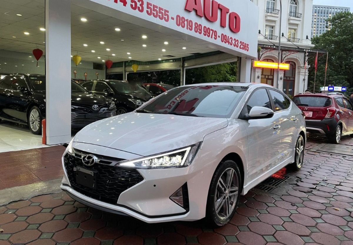 Hyundai Elantra   Sport 1.6 AT  2021 - Bán Hyundai Elantra Sport 1.6 AT đời 2021, màu trắng còn mới