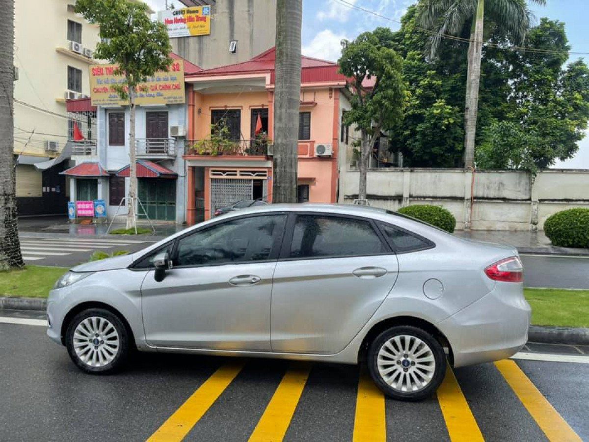 Ford Fiesta   1.6 AT  2012 - Cần bán xe Ford Fiesta 1.6 AT sản xuất năm 2012, màu bạc, 255tr