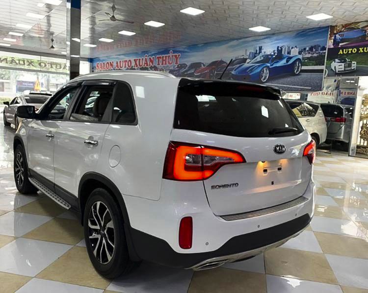 Kia Sorento   2.4AT  2018 - Bán Kia Sorento 2.4AT đời 2018, màu trắng, giá chỉ 750 triệu