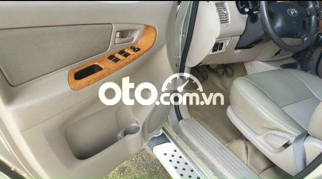 Toyota Innova 2010 - Cần bán Toyota Innova sản xuất năm 2010, màu bạc còn mới