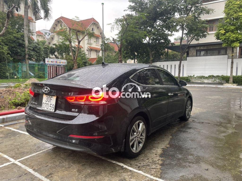 Hyundai Elantra 2018 - Cần bán xe Hyundai Elantra sản xuất 2018, màu đen còn mới  