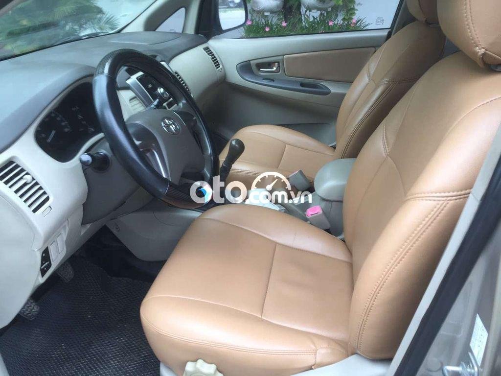 Toyota Innova 2014 - Bán Toyota Innova năm sản xuất 2014, màu ghi vàng