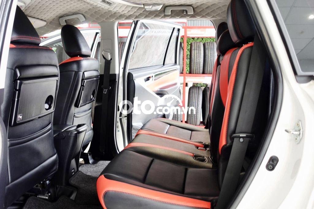 Toyota Innova   Venturer 2019 - Bán Toyota Innova Venturer sản xuất 2019, màu trắng, 720tr